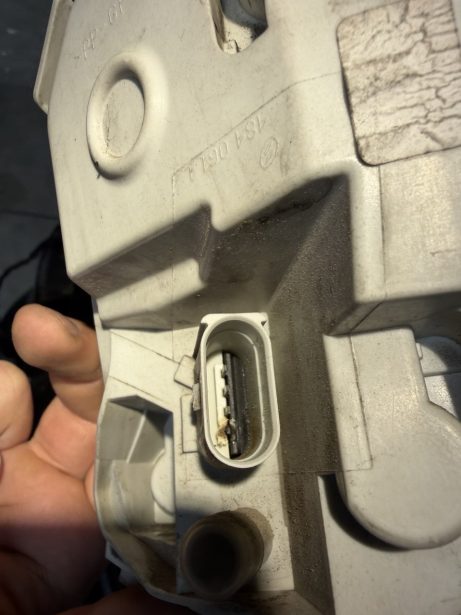 Audi A4 B7 išsilydęs masės kontaktas galinio žibinto lizde