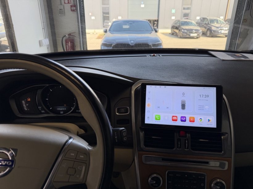 Volvo XC60 2015 sumontuota Android multimedija su Apple CarPlay
