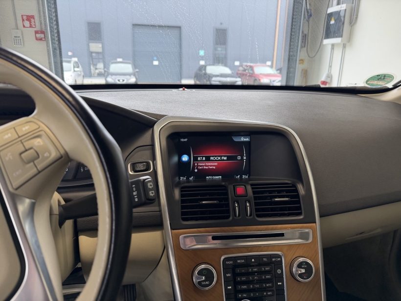 Volvo XC60 2015 originali multimedija prieš Android ekrano montavimą