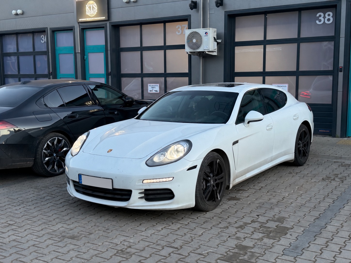 Balta Porsche Panamera 970 prie KTS Group serviso Vilniuje