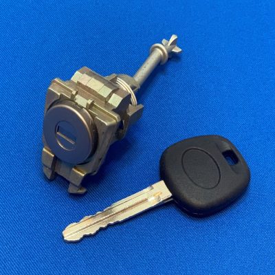Toyota Camry modelio automobiliams pagamintiems iki 2005m. (dešinės pusės durų spyna)