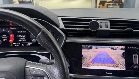 Audi Q3 galinio vaizdo kameros vaizdas originaliame MMI ekrane