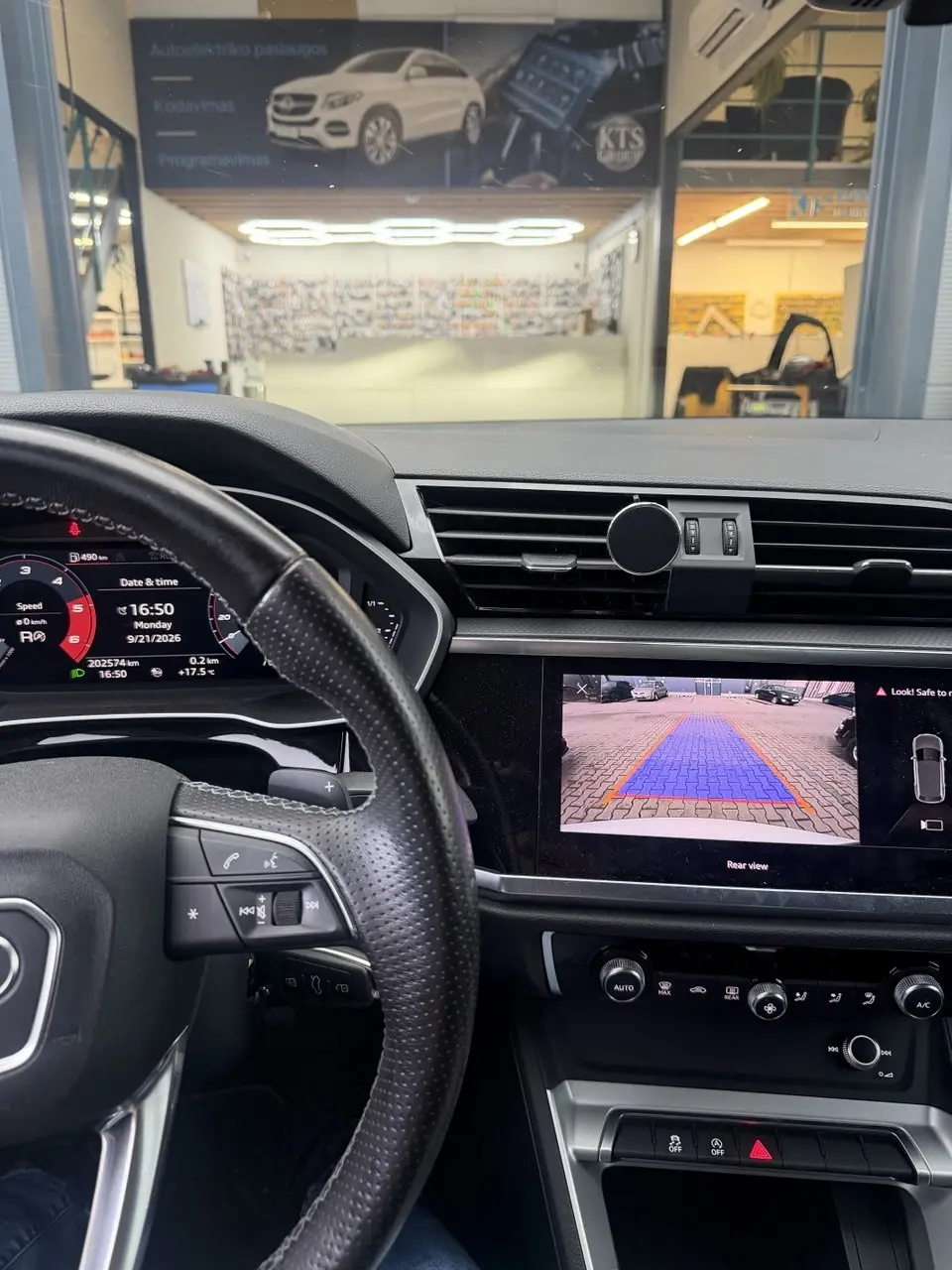 Audi Q3 galinio vaizdo kameros vaizdas originaliame MMI ekrane