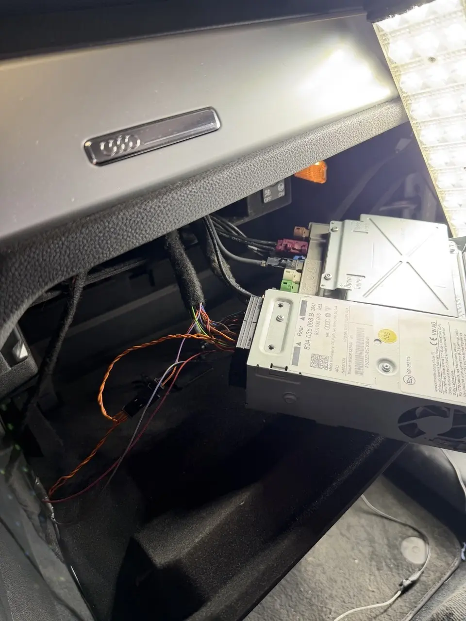 Audi Q3 kameros laidų pajungimas prie originalios MMI sistemos