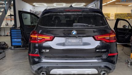 BMW X3 G01 po galinių žibintų perdarymo su įjungtais oranžiniais posūkiais
