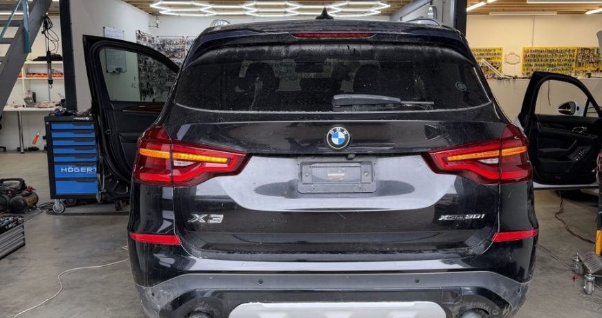 BMW X3 G01 po galinių žibintų perdarymo su įjungtais oranžiniais posūkiais