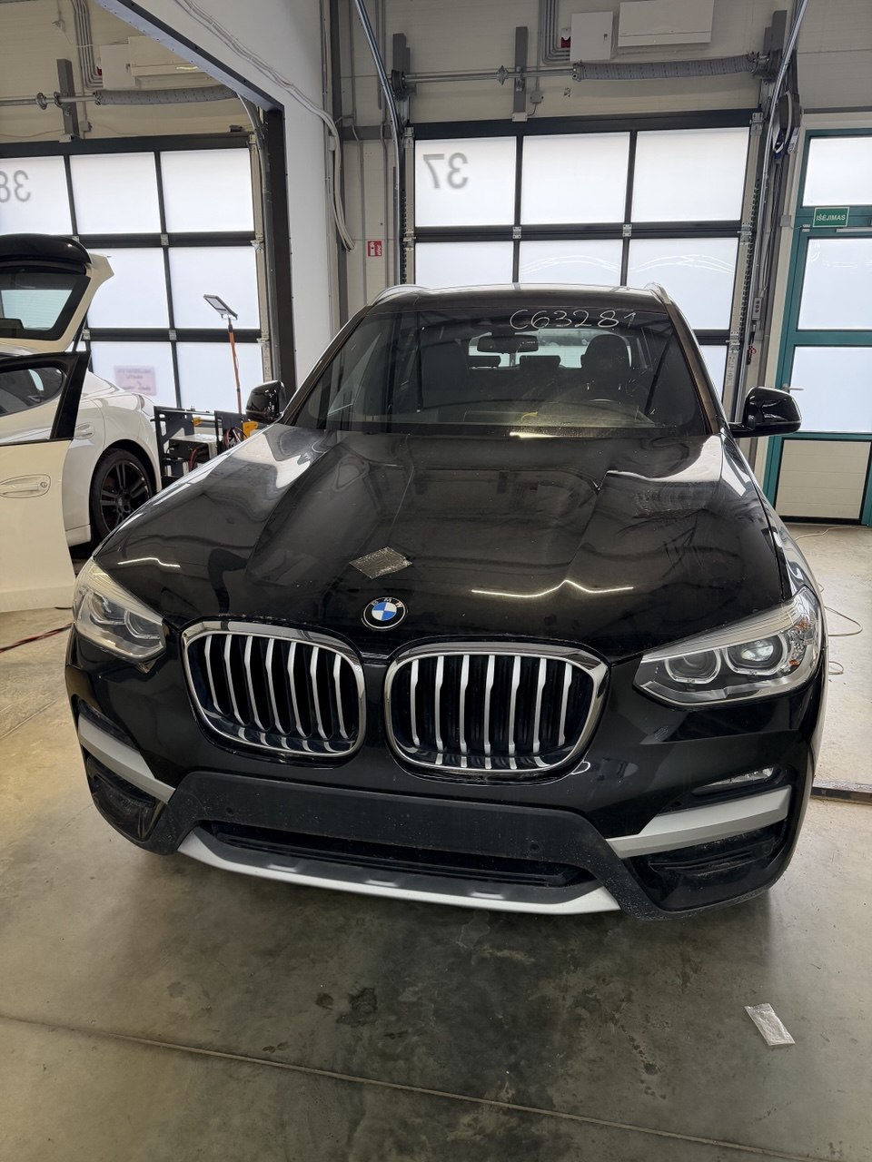 Juodas BMW X3 G01 KTS Group dirbtuvėse Vilniuje