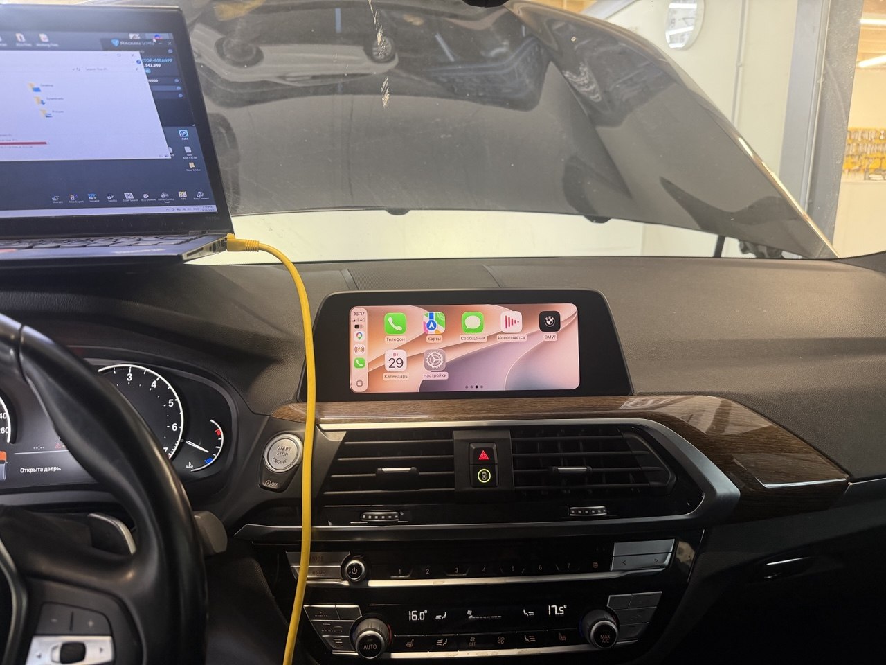 Aktyvuota Apple CarPlay funkcija BMW X3 G01 multimedijos ekrane