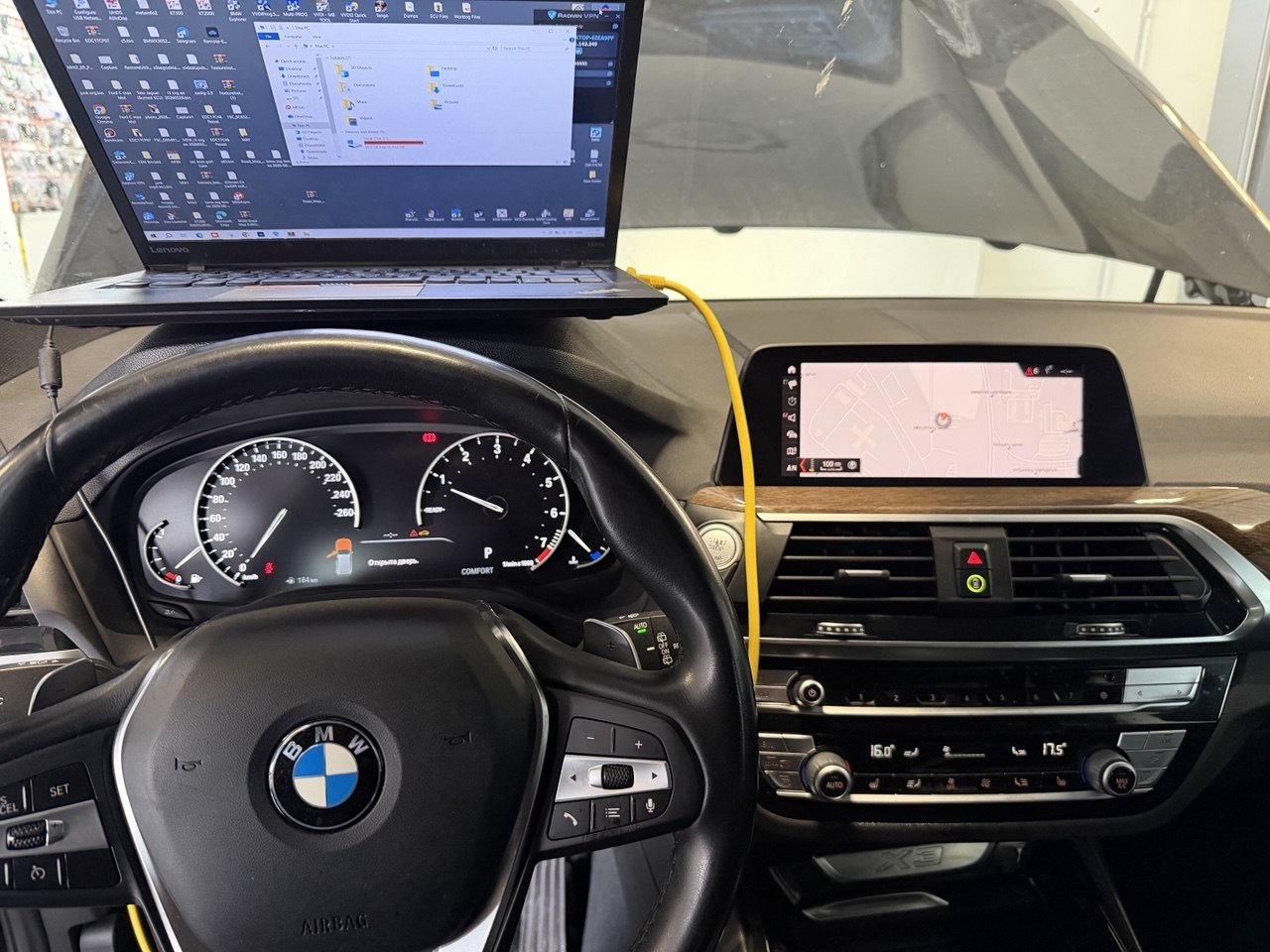 BMW X3 G01 prietaisų skydelis su km/h skale ir navigacijos žemėlapis multimedijos ekrane