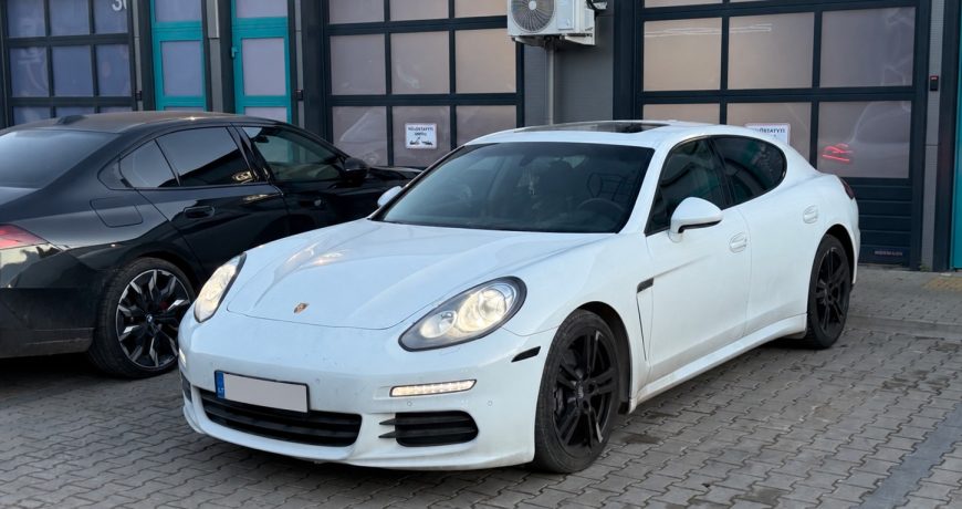 Balta Porsche Panamera 970 prie KTS Group serviso Vilniuje